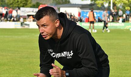 FCL-Trainer Stefan Dietz war beim 3:2 gegen Hirschaid wieder mit Leidenschaft dabei. FCL-Trainer Stefan Dietz war beim 3:2 gegen Hirschaid wieder mit Leidenschaft dabei.