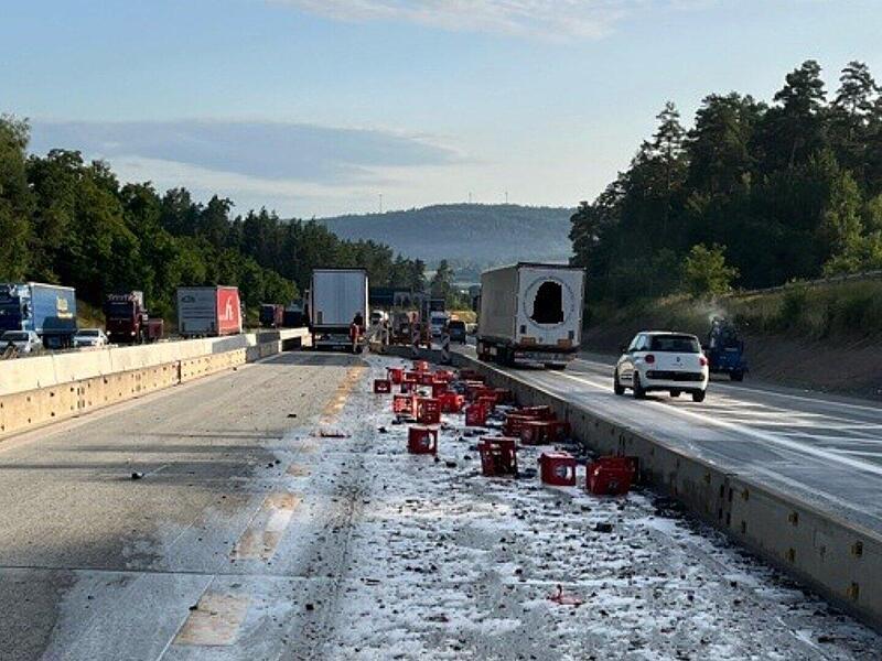 Bierkisten landen bei Lkw-Unfall auf A9 im Kreis Bayreuth Bierkisten landen bei Lkw-Unfall auf A9 im Kreis Bayreuth