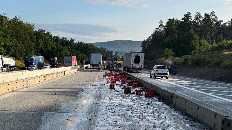 Bierkisten landen bei Lkw-Unfall auf A9 im Kreis Bayreuth Bierkisten landen bei Lkw-Unfall auf A9 im Kreis Bayreuth