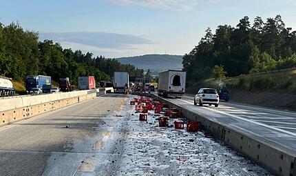 Bierkisten landen bei Lkw-Unfall auf A9 im Kreis Bayreuth Bierkisten landen bei Lkw-Unfall auf A9 im Kreis Bayreuth