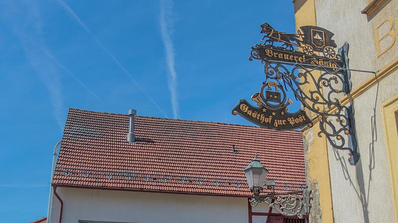 Der Gasthof H&ouml;nig direkt neben der Kirche hat eine lange Tradition.