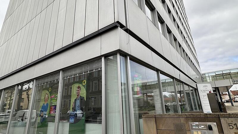 In das fr&uuml;here E.ON-Hochhaus ziehen st&auml;dtische &Auml;mter ein. Stadtr&auml;te bef&uuml;rchten eine parteipolitische Beeinflussung des Publikumsverkehrs durch die Gr&uuml;nen, die im Parterre ihren Sitz haben.