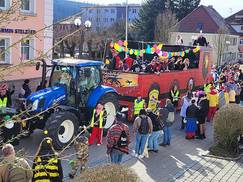 Viel los war am Faschingsdienstag, 4. März 2025, beim Faschingszug in Bad Brückenau.