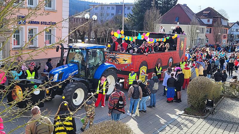 Viel los war am Faschingsdienstag, 4. M&auml;rz 2025, beim Faschingszug in Bad Br&uuml;ckenau.