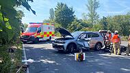 Ein Autofahrer hatte bei einem Wendemanöver am Donnerstag bei Zeil offenbar einen Motorradfahrer übersehen. Die Fahrzeuge stießen zusammen. Beide Beteiligte wurden bei den Unfall schwer verletzt.