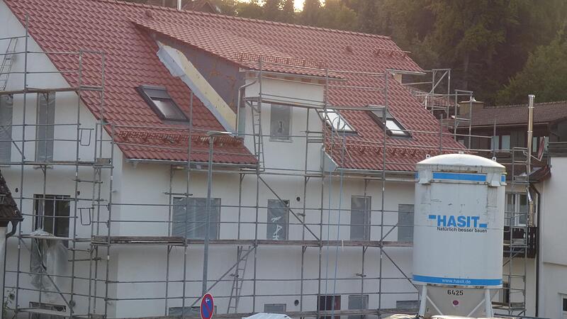 Dieses Mehrfamilienhaus an der Martinswand befindet sich bereits im Bau, ein Doppelhaus ist geplant.Forchheim & Fr&auml;nkische Schweiz