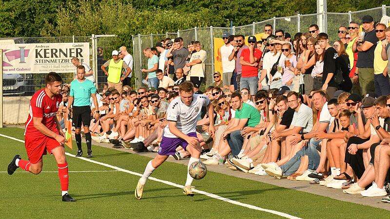 FC Eintracht Bamberg nimmt im Verbandspokal die Hürde TSV Staffelstein Tolle Kulisse, toller Pokalfight: Der FC Eintracht Bamberg um Luis Schneider (rechts) musste beim TSV Staffelstein ins Elfmeterschießen. Dort avancierte Fabian Dellermann abermals zum Matchwinner.