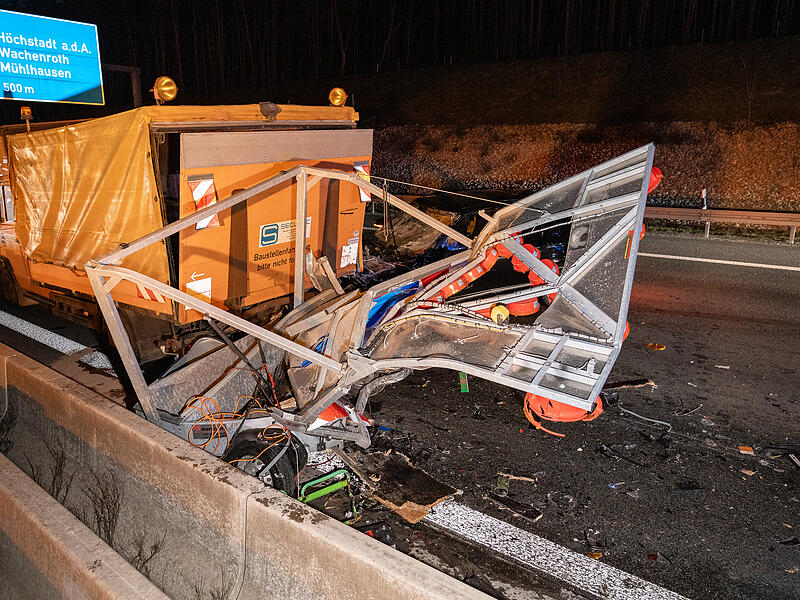 Land Rover kracht in Warnanh&auml;nger: Fahrer mittelschwer verletzt &ndash; Mindestens 100.000 Euro SchadenLandrover Warnanh&auml;nger A3