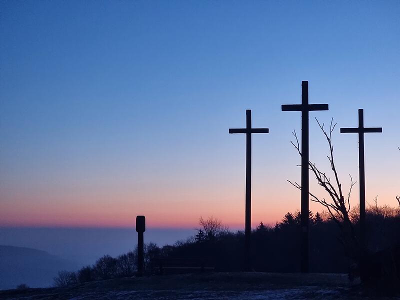 Ein Bild vom Sonnenaufgang am Kreuzberg von den unteren Kreuzen am Rodelhang
