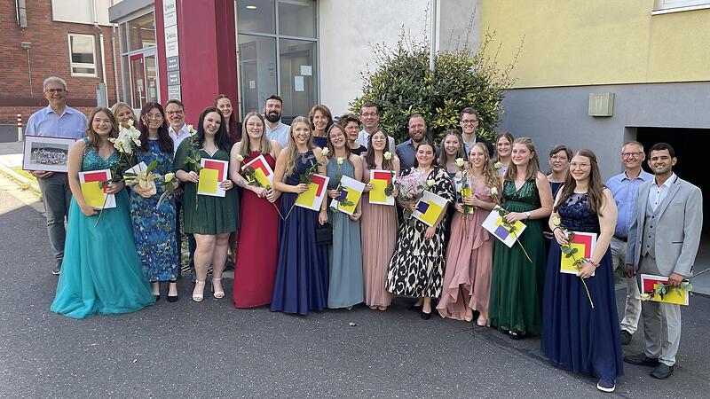 Der allererste Kurs der Berufsfachschule f&uuml;r Pflege in Bad Kissingen freut sich &uuml;ber das bestandene Examen.