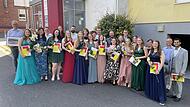 Der allererste Kurs der Berufsfachschule f&uuml;r Pflege in Bad Kissingen freut sich &uuml;ber das bestandene Examen.