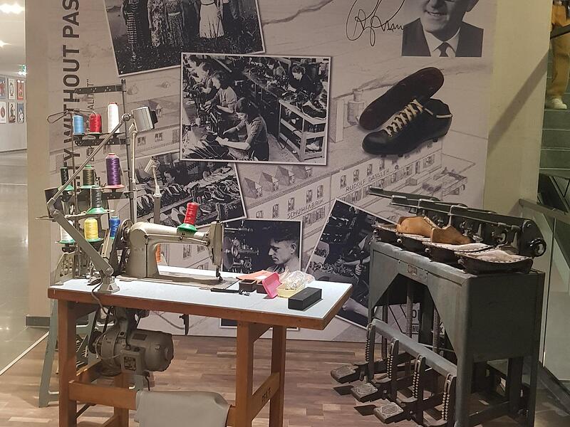 Im Treppenhaus ist ein Modell der alten Näherei aufgebaut. Im Treppenhaus ist ein Modell der alten Näherei aufgebaut.