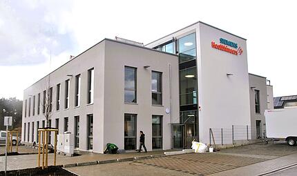 Der Bundesrat hat beschlossen, den gesetzlichen Mindesthebesatz zu erh&ouml;hen. In Erlangen-H&ouml;chstadt k&ouml;nnte sich dies vor allem auf die Gemeinde R&ouml;ttenbach und die dortigen Unternehmen, wie Siemens Healthineers, auswirken. Dort liegt der Hebesatz f&uuml;r Gewerbesteuer aktuell bei 230 Prozent.