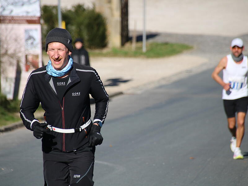 Strahlender Sonnenschein, aber nur niedrige Plusgrade erwartete die L&auml;ufer beim 19. Obermain-Marathon rund um Bad Staffelstein. Die Marathon-Strecke f&uuml;hrte wieder an den beiden Wahrzeichen der Kurstadt, dem Kloster Banz und der Basilika Vierzehnheiligen vorbei.