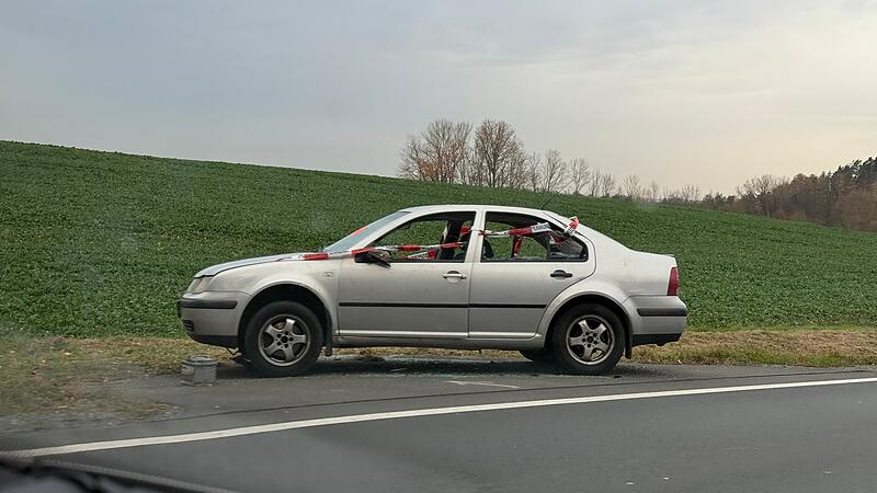 Dieses kaputte Auto steht am Straßenrand der B 85 zwischen Unterbrücklein und Leuchau. Wer kümmert sich jetzt darum?