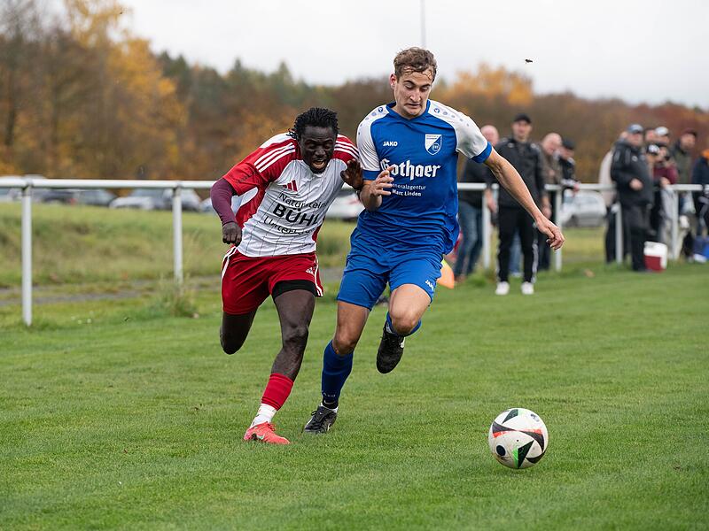 Omar Senghore von der SG Eltmann (links) im Laufduell mit dem Fatschenbrunner Dominik Fösel.