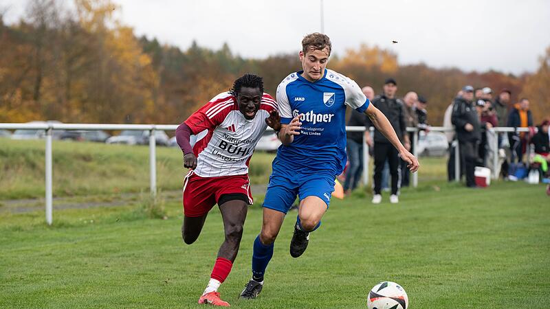Omar Senghore von der SG Eltmann (links) im Laufduell mit dem Fatschenbrunner Dominik Fösel.