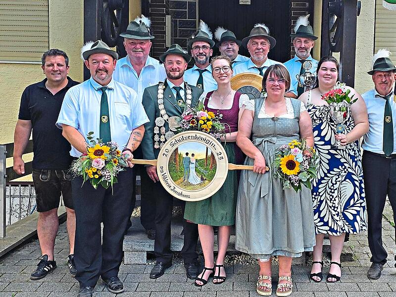 Zweiter Bürgermeister Thomas Günther, Zweiter Ritter Mario Lang, Schützenkönig Daniel Jungkunz mit Ehefrau Viktoria, Ritterin Silvia Heinlein, Pokalgewinnerin Sophia Wicklein und Fähnrich Thomas Lang (v.l.), hinten Zweiter Schützenmeister Heinlein... Zweiter Bürgermeister Thomas Günther, Zweiter Ritter Mario Lang, Schützenkönig Daniel Jungkunz mit Ehefrau Viktoria, Ritterin Silvia Heinlein, Pokalgewinnerin Sophia Wicklein und Fähnrich Thomas Lang (v.l.), hinten Zweiter Schützenmeister Heinlein...
