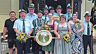 Zweiter Bürgermeister Thomas Günther, Zweiter Ritter Mario Lang, Schützenkönig Daniel Jungkunz mit Ehefrau Viktoria, Ritterin Silvia Heinlein, Pokalgewinnerin Sophia Wicklein und Fähnrich Thomas Lang (v.l.), hinten Zweiter Schützenmeister Heinlein... Zweiter Bürgermeister Thomas Günther, Zweiter Ritter Mario Lang, Schützenkönig Daniel Jungkunz mit Ehefrau Viktoria, Ritterin Silvia Heinlein, Pokalgewinnerin Sophia Wicklein und Fähnrich Thomas Lang (v.l.), hinten Zweiter Schützenmeister Heinlein...