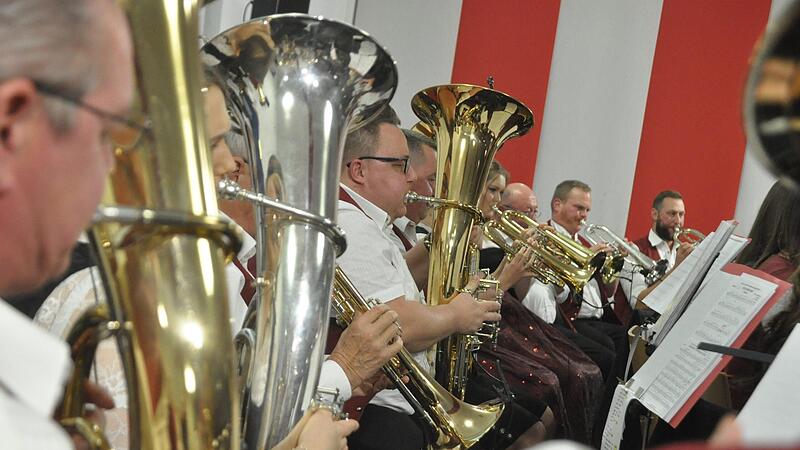 Tenorhorn- und Bariton-Register, verantwortlich für einen klingenden Mittelbau in der böhmischen Blasmusik.
