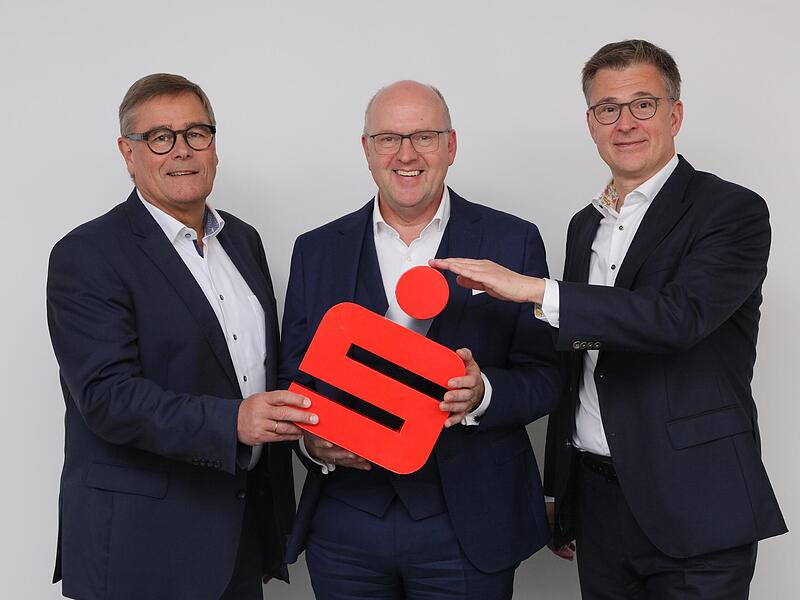 Die Sparkasse in Händen: Walter Paulus-Rohmer, stellvertretender Vorsitzender des Vorstandes, Johannes von Hebel, Vorsitzender des Vorstandes und Herr Matthias Mickmann, Mitglied des Vorstandes (von links) Die Sparkasse in Händen: Walter Paulus-Rohmer, stellvertretender Vorsitzender des Vorstandes, Johannes von Hebel, Vorsitzender des Vorstandes und Herr Matthias Mickmann, Mitglied des Vorstandes (von links)