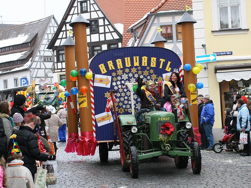 Schon kurz nach Gr&uuml;ndung des Hobbybrauer-Trios wirkten Brauwastl samt Fangemeinde (hier 2009) am Faschingszug mit.