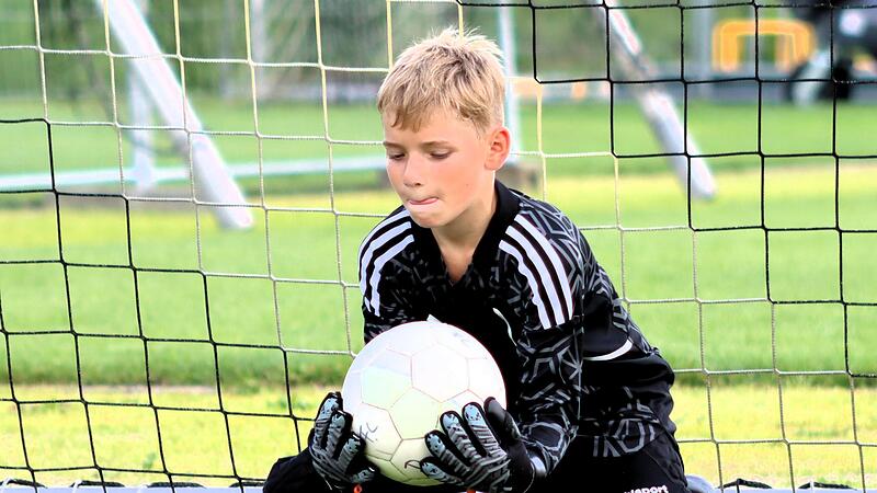 Dem elf&auml;hrigen Lennox Pettella aus Ludwigschorgast macht es viel Spa&szlig;, B&auml;lle zu halten.