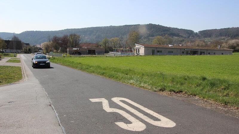 Man sollte meinen, dass die Sicherheitseinrichtungen – ortsein- und auswärts – für die Kinder aus dem Kindergarten in Elfershausen ausreichen. Dem ist nicht so. Wie der St.-Johannis-Verein feststellte, fahren hier immer noch viele Autofahrer zu sc... Man sollte meinen, dass die Sicherheitseinrichtungen – ortsein- und auswärts – für die Kinder aus dem Kindergarten in Elfershausen ausreichen. Dem ist nicht so. Wie der St.-Johannis-Verein feststellte, fahren hier immer noch viele Autofahrer zu sc...