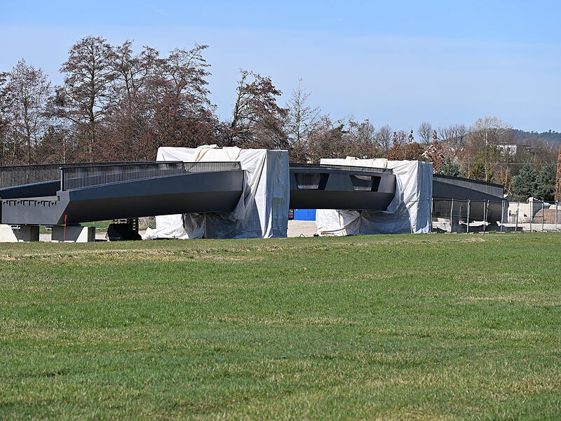 Die Br&uuml;cke wurde in drei Teilen angeliefert und vor Ort zusammengeschwei&szlig;t. Noch steht sie auf einer Wiese bei Hausen und wartet auf den Einbau durch einen Kran.