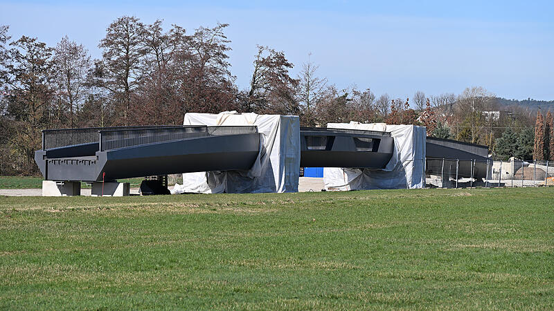 Die Br&uuml;cke wurde in drei Teilen angeliefert und vor Ort zusammengeschwei&szlig;t. Noch steht sie auf einer Wiese bei Hausen und wartet auf den Einbau durch einen Kran.
