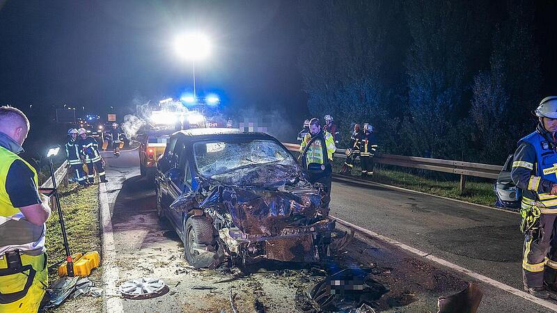 Auto kracht in Traktor-Gespann bei Oberhaid Auto kracht in Traktor-Gespann bei Oberhaid