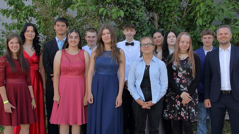 Die Absolventinnen und Absolventen der Mittelschule Iphofen (von links) Luisa K&ouml;hler, Cecile Gregor, Timo T&ouml;pfer, Franziska L&ouml;slein, Lucas Rei&szlig;berger, Philine Erletz, Jaden Bauer, Emilia Dantrimont, Elouise Kupfer, Emely Eckhardt, Alyssa Mayle, Jeremy Schad und Klassenleiter Christian Kre&szlig;.