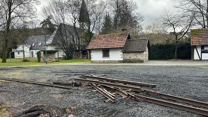 Auch am Backhaus des Obst- und Gartenbauvereins Bad Br&uuml;ckenau wurden die Gleise der Schmalspur-Bahn bereits ausgebaggert.