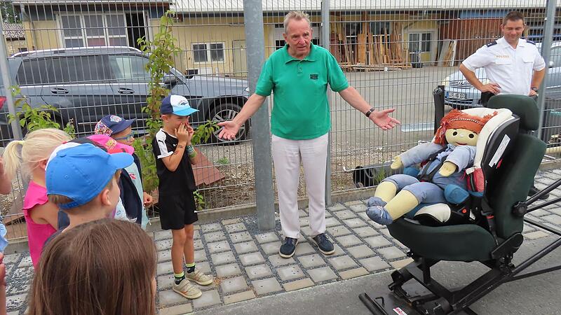Walter Mackert von der Verkehrswacht: "Die Puppe Klara war angeschnallt - ihr ist nichts passiert!".