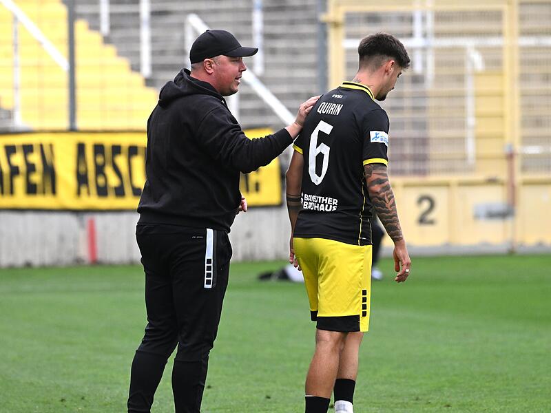Die SpVgg Bayreuth um ihren Cheftrainer Lukas Kling (links) trifft am Freitagabend auf den FC Augsburg II.