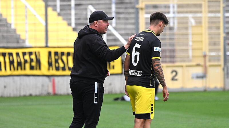 Die SpVgg Bayreuth um ihren Cheftrainer Lukas Kling (links) trifft am Freitagabend auf den FC Augsburg II.