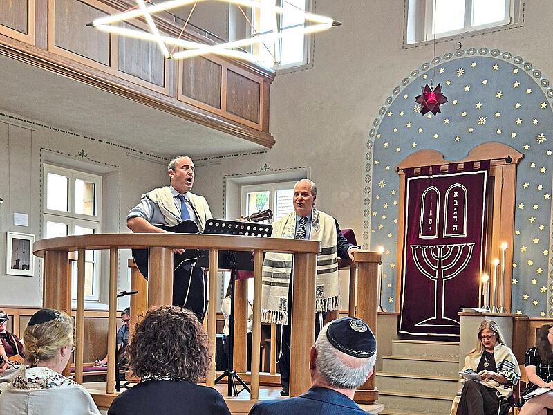 Rabbi Yaron Kapitulnik (l.) und Robert Snedeker (r.) bei der Bar Mizwa in der Synagoge Ermreuth. Annette Schäfer Rabbi Yaron Kapitulnik (l.) und Robert Snedeker (r.) bei der Bar Mizwa in der Synagoge Ermreuth. Annette Schäfer