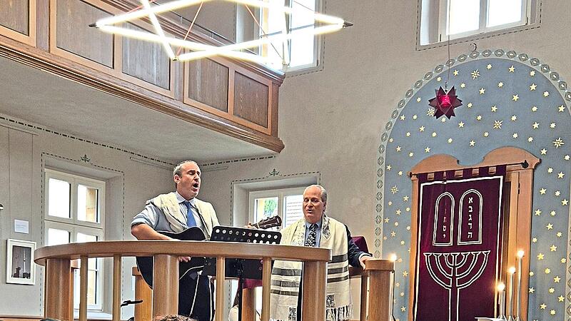 Rabbi Yaron Kapitulnik (l.) und Robert Snedeker (r.) bei der Bar Mizwa in der Synagoge Ermreuth.Forchheim & Fränkische Schweiz Rabbi Yaron Kapitulnik (l.) und Robert Snedeker (r.) bei der Bar Mizwa in der Synagoge Ermreuth.Forchheim & Fränkische Schweiz