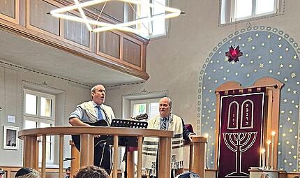 Rabbi Yaron Kapitulnik (l.) und Robert Snedeker (r.) bei der Bar Mizwa in der Synagoge Ermreuth.Forchheim & Fr&auml;nkische Schweiz