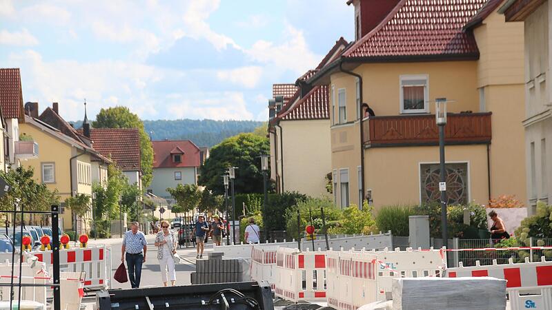 Noch stehen Baumaschinen und -materialien herum &ndash; doch bald schon soll die neu gestaltete Bahnhofstra&szlig;e fertiggestellt sein.
