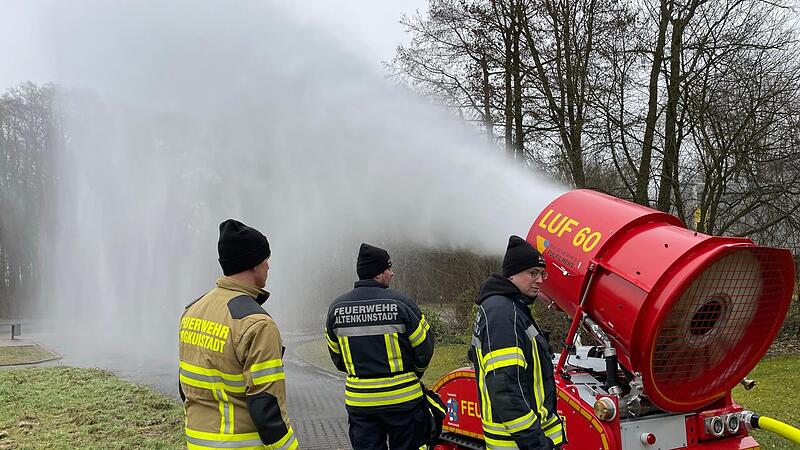 Die Freiwillige Feuerwehr Altenkunstadt hat schon einen Löschroboter im Einsatz, wofür sich auch der Landkreis ERH interessiert. Die Freiwillige Feuerwehr Altenkunstadt hat schon einen Löschroboter im Einsatz, wofür sich auch der Landkreis ERH interessiert.