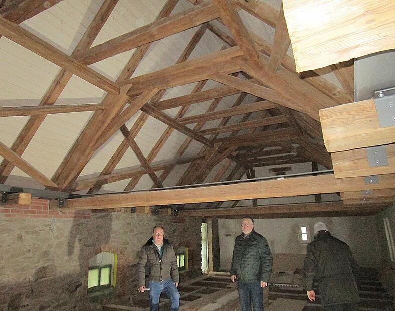 Blick auf den Dachstuhl der Remise &ndash; ein Kehlbalkendach.