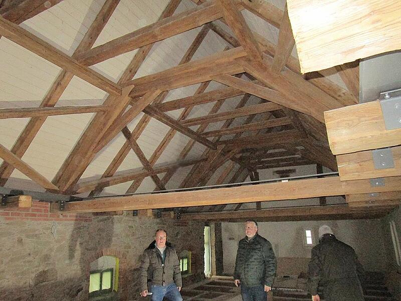 Blick auf den Dachstuhl der Remise &ndash; ein Kehlbalkendach.