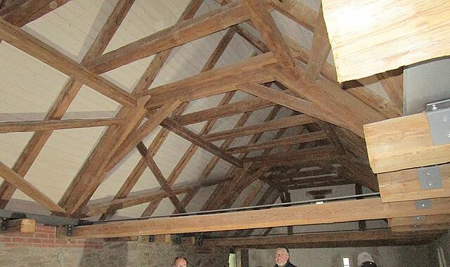 Blick auf den Dachstuhl der Remise &ndash; ein Kehlbalkendach.