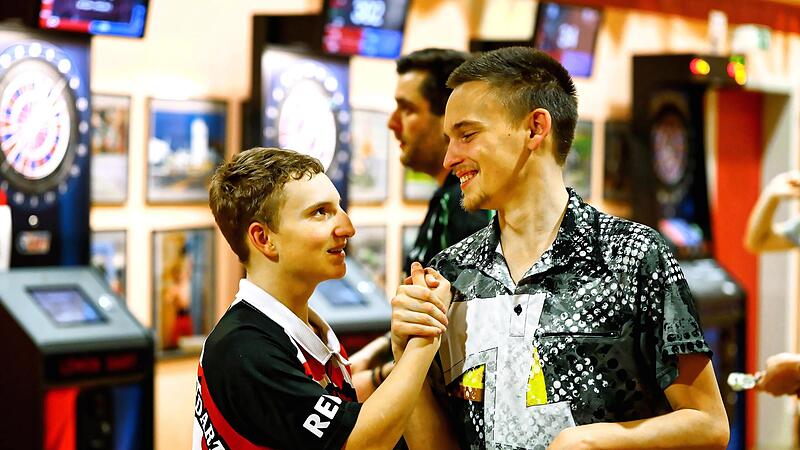 Beim Dartturnier in Presseck spielte Ricardo Pietreczko (rechts) mit Pascal Schmidtner im Doppel.