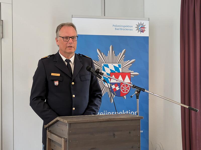Detlev Tolle, der Präsidenten des Polizeipräsidiums Unterfranken, würdigte die Arbeit der bisherigen Dienststellenleiterin Corinna Kamerlog und stellte den neuen Dienststellenleiter Stefan Preisendörfer vor. Detlev Tolle, der Präsidenten des Polizeipräsidiums Unterfranken, würdigte die Arbeit der bisherigen Dienststellenleiterin Corinna Kamerlog und stellte den neuen Dienststellenleiter Stefan Preisendörfer vor.