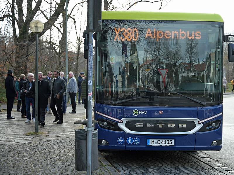 Start des Alpenbusses Start des Alpenbusses