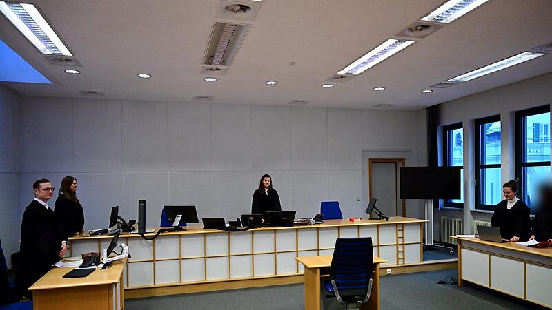 Staatsanwalt Schuderer, eine Protokollantin, Strafrichterin Distler, Rechtsanw&auml;ltin Baumann und die Angeklagte