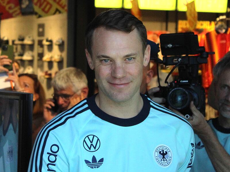 Bei uns gibt es das Video zur Autogrammstunde mit Nationaltorhüter Manuel Neuer in Herzogenaurach. Bei uns gibt es das Video zur Autogrammstunde mit Nationaltorhüter Manuel Neuer in Herzogenaurach.