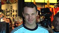 Bei uns gibt es das Video zur Autogrammstunde mit Nationaltorhüter Manuel Neuer in Herzogenaurach. Bei uns gibt es das Video zur Autogrammstunde mit Nationaltorhüter Manuel Neuer in Herzogenaurach.
